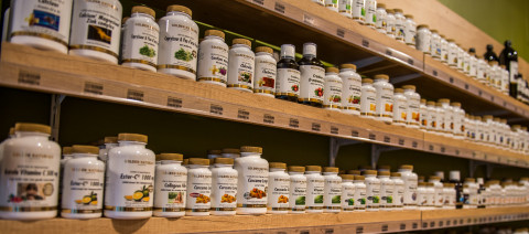 Waarom ligt de dosering vitamines vaak boven de ADH?