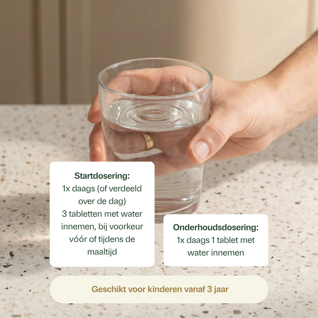 Golden Naturals Magnesium Bisglycinaat 300 mg, helder glas water op een gespikkelde ondergrond.