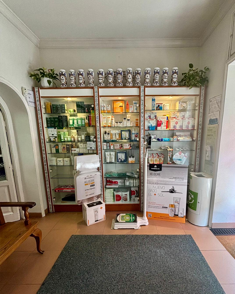 Entrada de la farmacia Mercedes Ibarra en Madrid