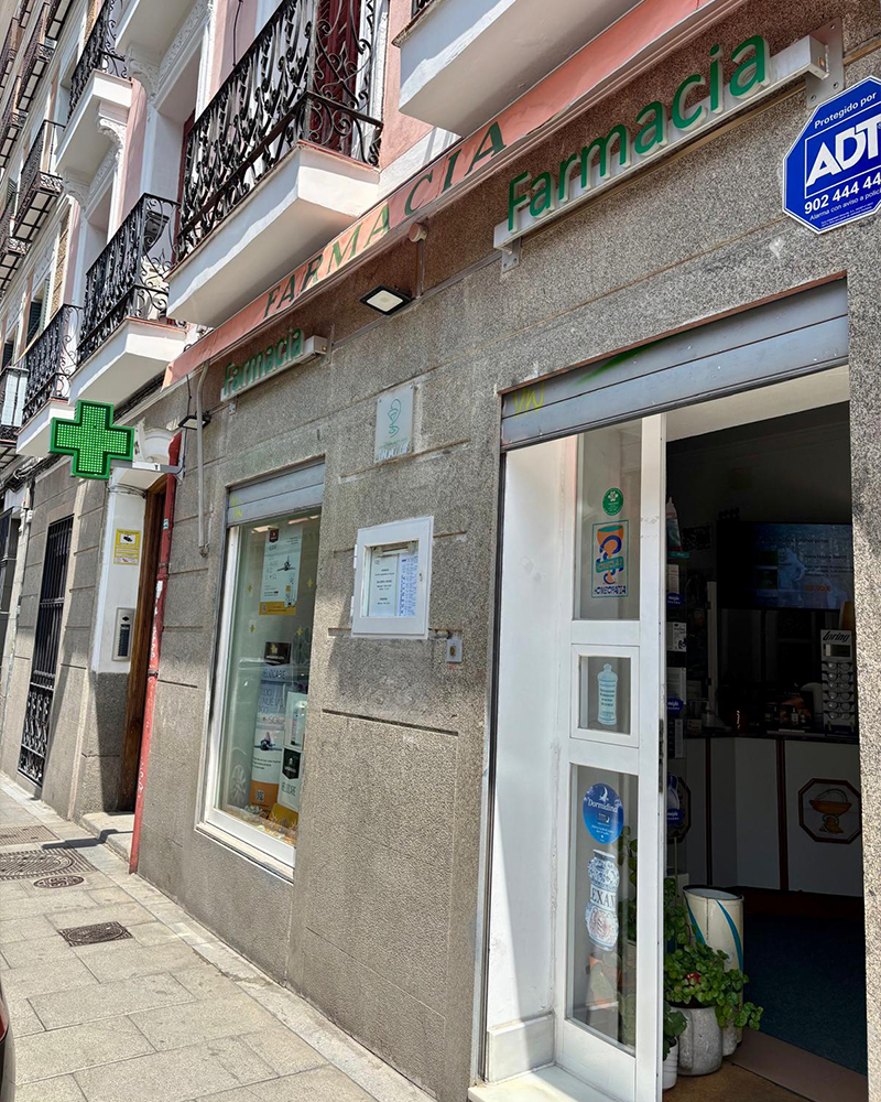 Exterior de la farmacia Mercedes Ibarra en Madrid