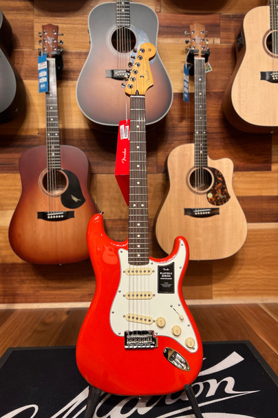 B-Stock Fender Player II Stratocaster, Rosewood Fingerboard, Coral Red M06
