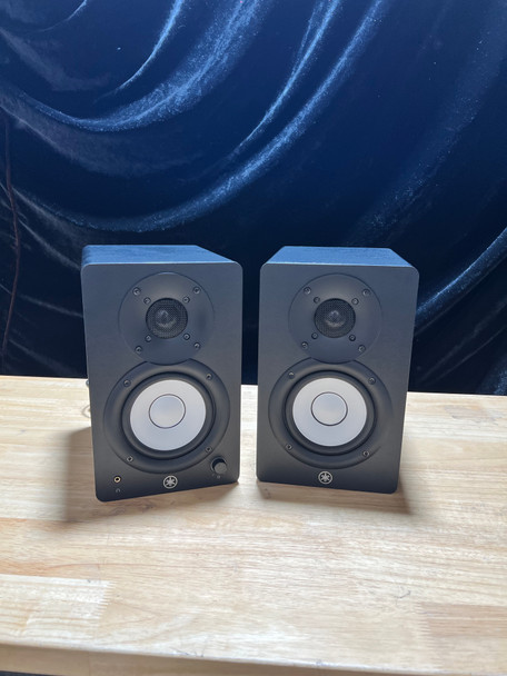Yamaha HS4 Powered Studio Monitors, Black Pair Refurbished Stock