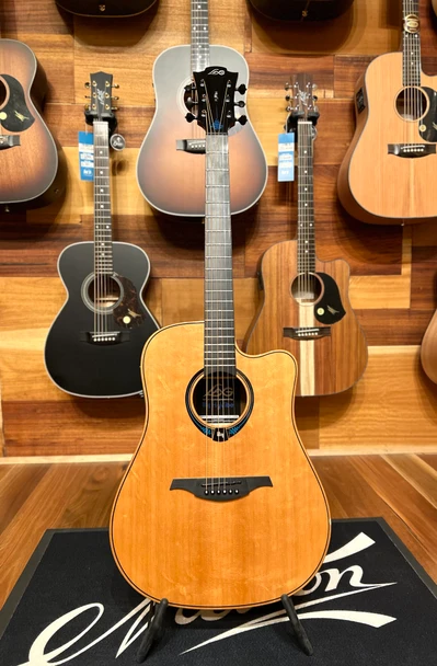 PRE OWNED LAG HYVIBE 30 SMART GUITAR BEARCLAW SPRUCE