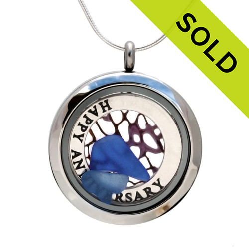 Genuine blue sea glass combined with a vintage sea fan and a solid sterling HAPPY ANNIVERSARY circle charm, in this stainless steel locket.
SOLD - Sorry this Sea Glass Locket is NO LONGER AVAILABLE!