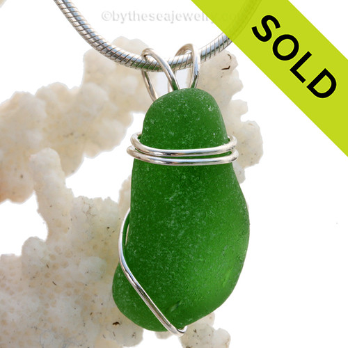 A nice piece of genuine beach found sea glass in a vivid green and a simple secure  wire wrapped sterling setting.
SOLD - Sorry this Sea Glass Pendant is NO LONGER AVAILABLE!