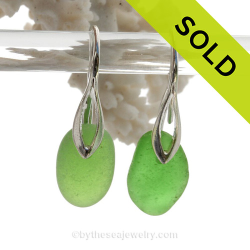 A fresh and clean natural beach found Sea Glass Earrings in THICK Vivid Green on Sterling Silver Deco Hooks.
Simple and elegant with genuine sea glass pieces.