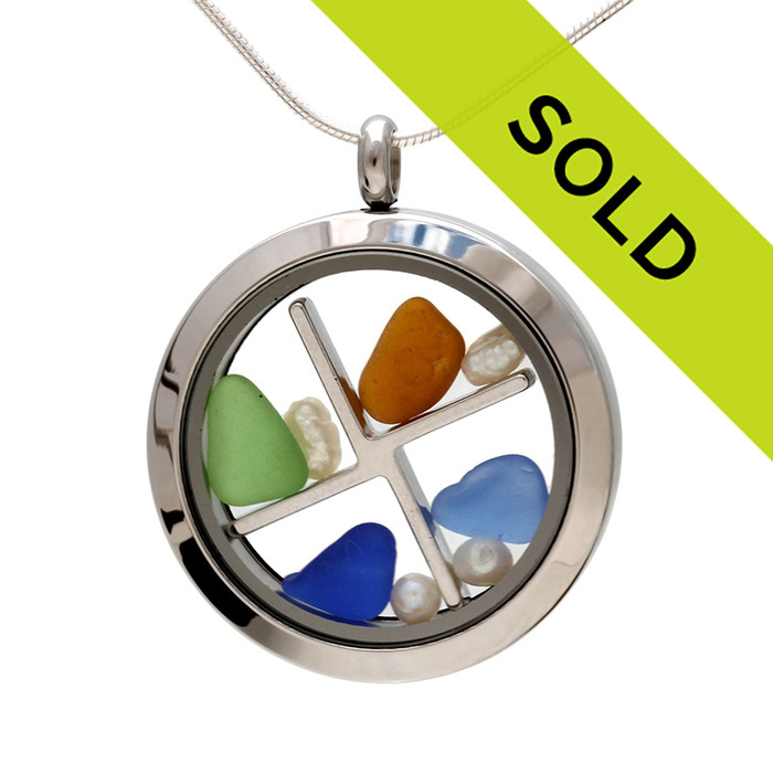 Sorry this locket has been sold!
Genuine blue green and amber sea glass combined with a genuine fresh water pearls, in this stainless steel locket.

Pearl is the birthstone for June!