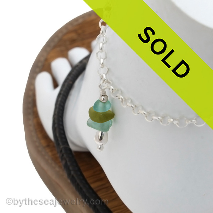 A simple aqua sea glass anklet for your beach trips this summer.
Sorry this sea glass jewelry piece has been sold!