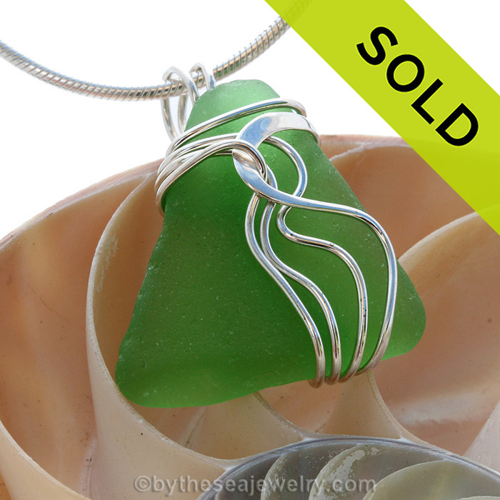 A nice TOP QUALITY piece of bright green genuine sea glass set in our signature Waves© setting in sterling silver.
Sorry this sea glass jewelry selection has been sold!