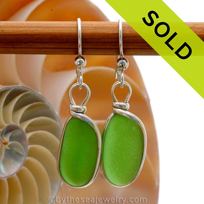 Genuine beach found Bright Glowing Mermaids Emerald Green Sea Glass Earrings in a Solid Sterling Silver Original Wire Bezel© setting.
SOLD - Sorry this Sea Glass Jewelry selection is NO LONGER AVAILABLE!