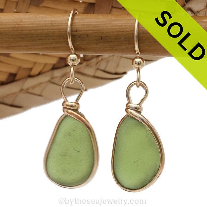 Genuine beach found vivid citron green sea glass earrings in a 14K Rolled Gold Original Wire Bezel setting.
Sorry this Sea Glass Jewelry selection is NO LONGER AVAILABLE!
