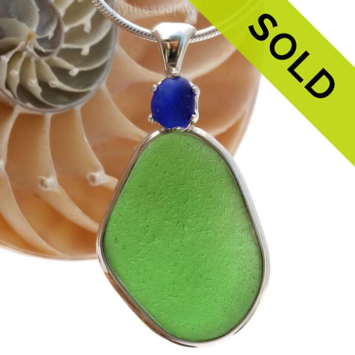 This beautiful Vivid Green glass piece is set in our Deluxe Wire Bezel© pendant setting with a small cobalt blue prong set sea glass focal point.
Sorry this Sea Glass Pendant is no longer available.