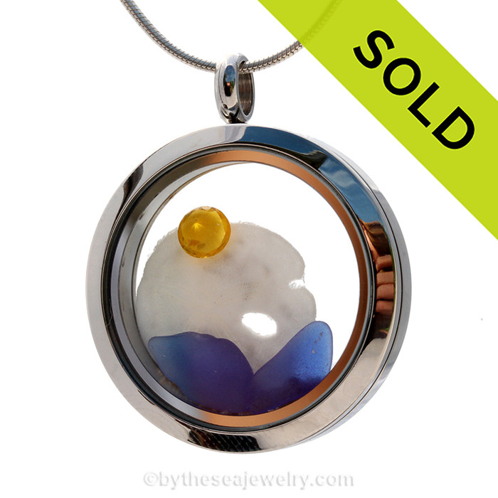 A great locket for anyone, specially those with a November birthday. Cobalt blue sea glass combined with a real sandollar and brightened up with a genuine Topaz crystal gems (November Birthstone).
SOLD - Sorry this Sea Glass Locket is NO LONGER AVAILABLE!