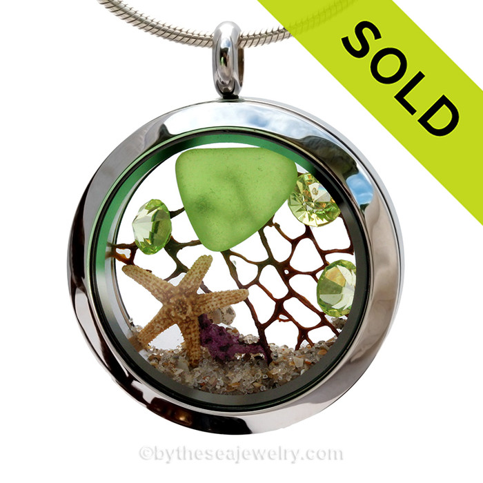 Genuine lime green sea glass piece combined with a small REAL starfish a real beach sand in this stainless steel locket.
Finished with a  vivid peridot crystal gem for a bit of beachy bling.
SOLD - Sorry this Sea Glass Locket is NO LONGER AVAILABLE!