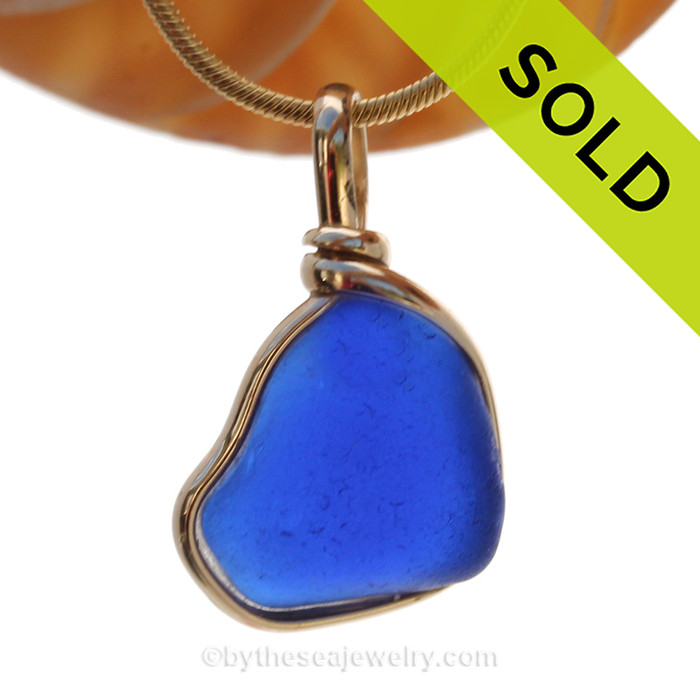 This is a beautiful thick piece of sea glass where one side is thicker than another. Looks to have been the bottom of an old blue jar, maybe Noxzema.
SOLD - Sorry this Rare Sea Glass Pendant is NO LONGER AVAILABLE