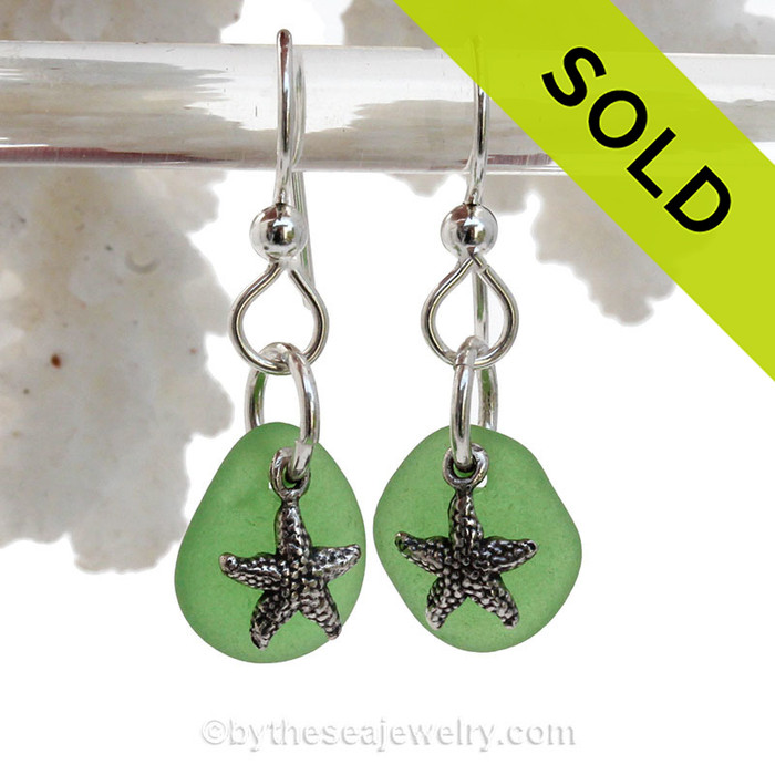 A simple smaller pair of genuine vivid green beach found sea glass earrings with sterling silver starfish charms.
These are done in a simple drilled setting to let these true sea glass gems. Detailed of solid sterling charms complete this beachy look. 