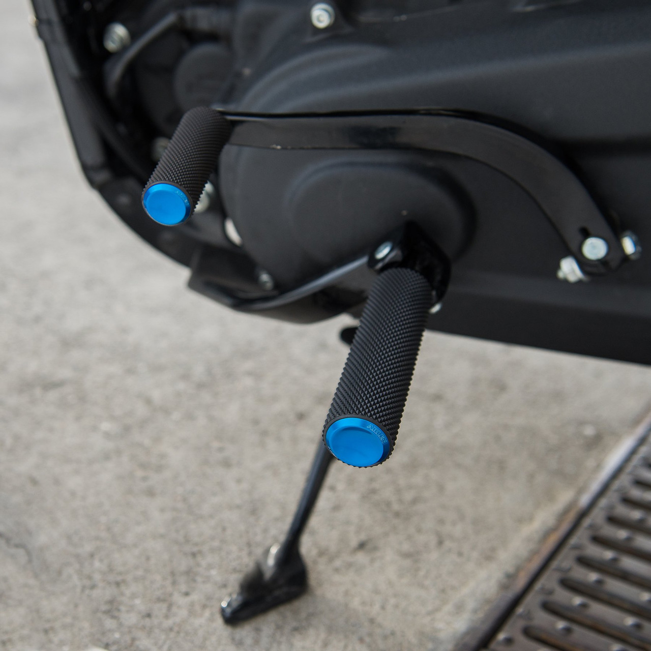 Arlen Ness Knurled Fusion Footpegs Blue