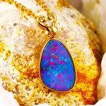 A PEONY HUE 14KT YELLOW GOLD & DIAMOND AUSTRALIAN OPAL NECKLACE