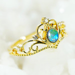  * A  GOLD QUEEN GOLD AUSTRALIAN OPAL RING