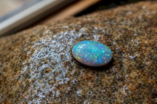 Do Opals and Water Mix? A Care Guide That Cuts Through the Myths