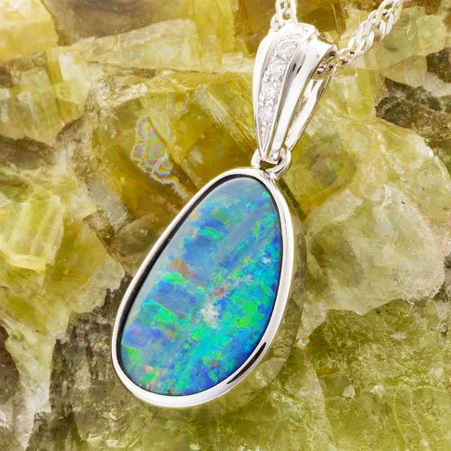 * A DELIGHTFUL SUN 14KT WHITE GOLD & DIAMOND AUSTRALIAN OPAL NECKLACE