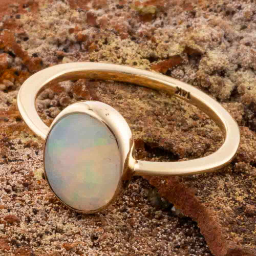 *A RAINBOW CLEAR 14KT YELLOW GOLD AUSTRALIAN OPAL RING