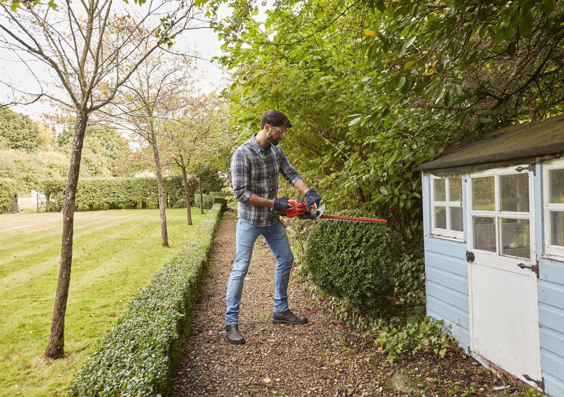 Black Decker Hedge Trimmer 420w 45cm Home Hardware Direct