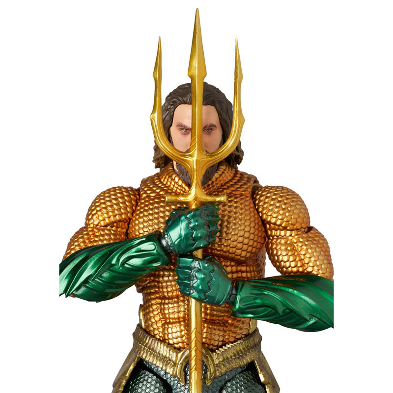 アメコミ MAFEX No.267 AQUAMAN GOLD & GREEN SUIT b Mafex No.267 MAFEX AQUAMAN (GOLD & GREEN SUIT) Action Figure
