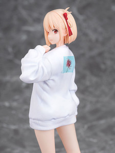 Chisato Nishikigi: Oversized Sweatshirt Ver. (Lycoris Recoil) Complete Figure
