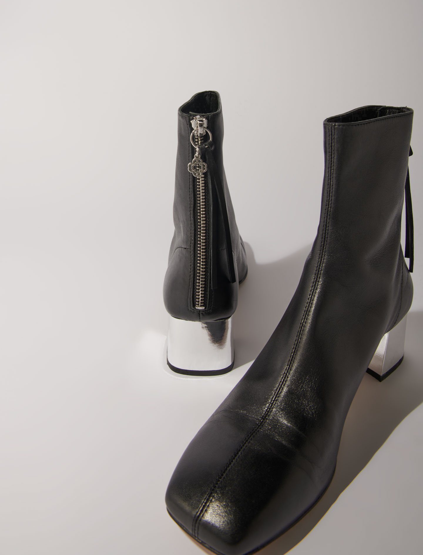 Khaite マファ スクエアトゥ アンクルフツ F1066726 910 Khaite Marfa ankle boots for Women - Black in UAE | Level Shoes
