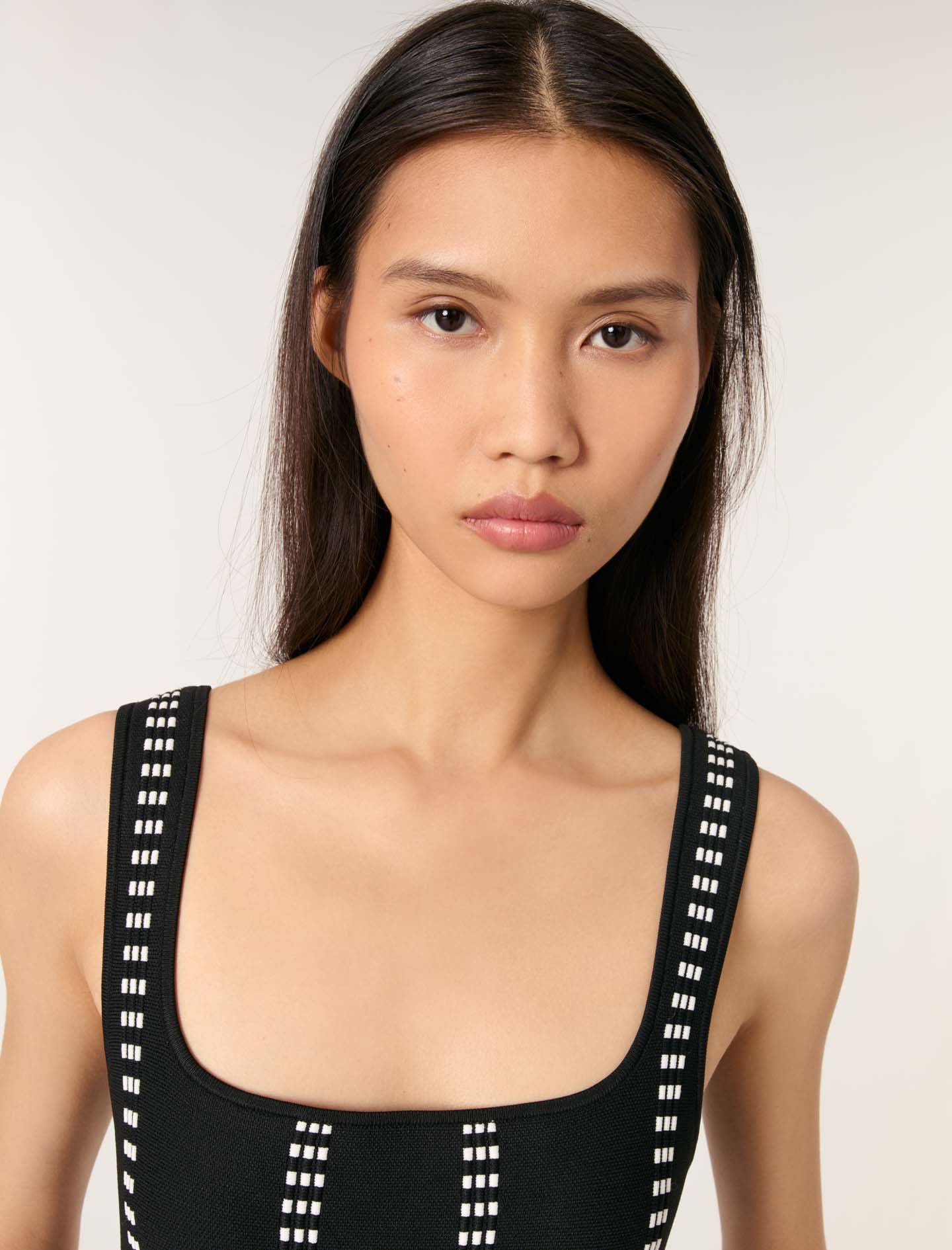 Short sleeveless jacquard knit dress Black | Maje