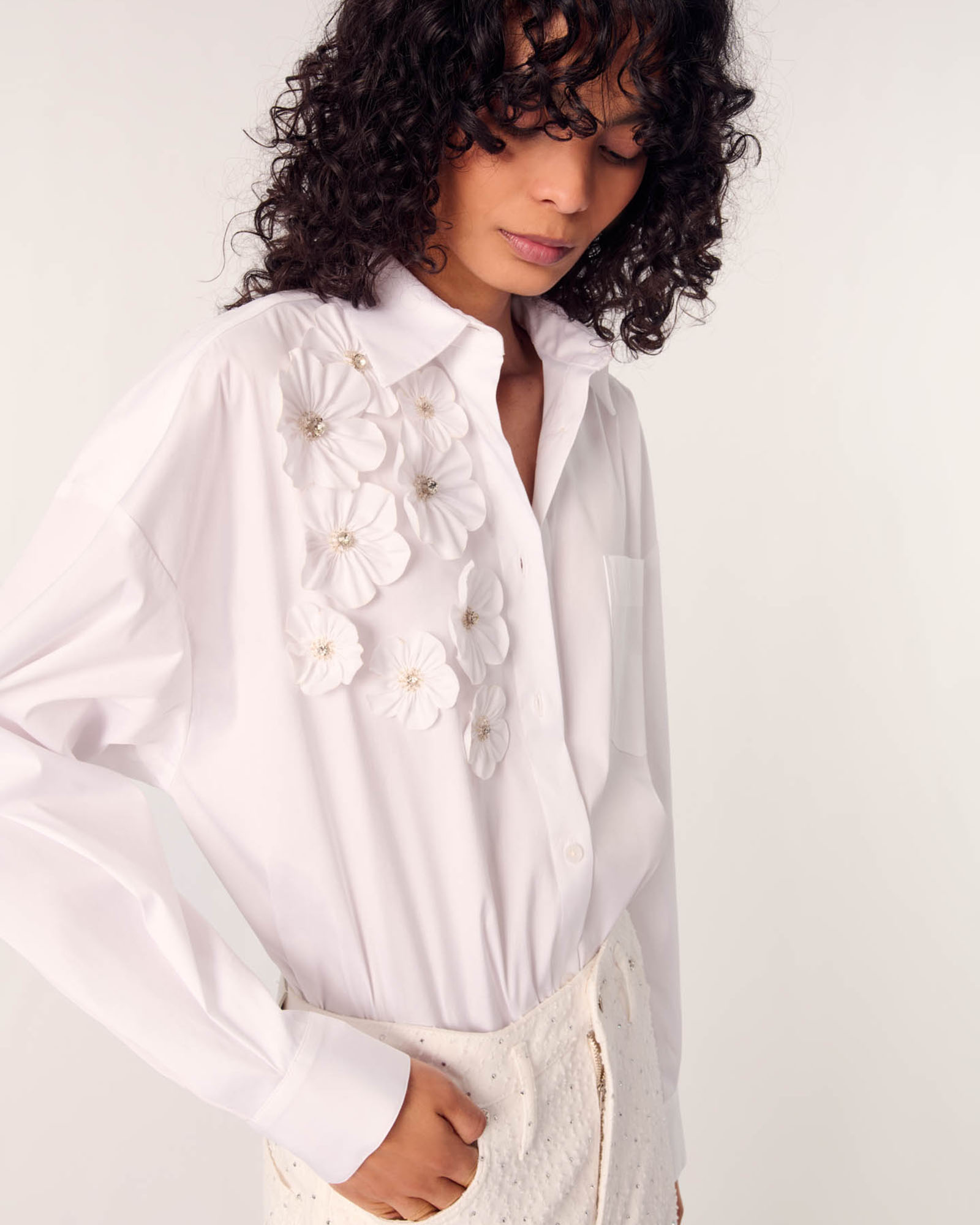 Long shirt with embroidered flowers White | Maje