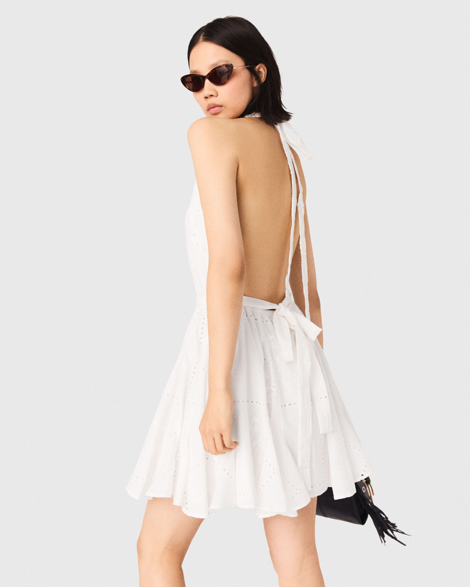 Short embroidered backless dress - White