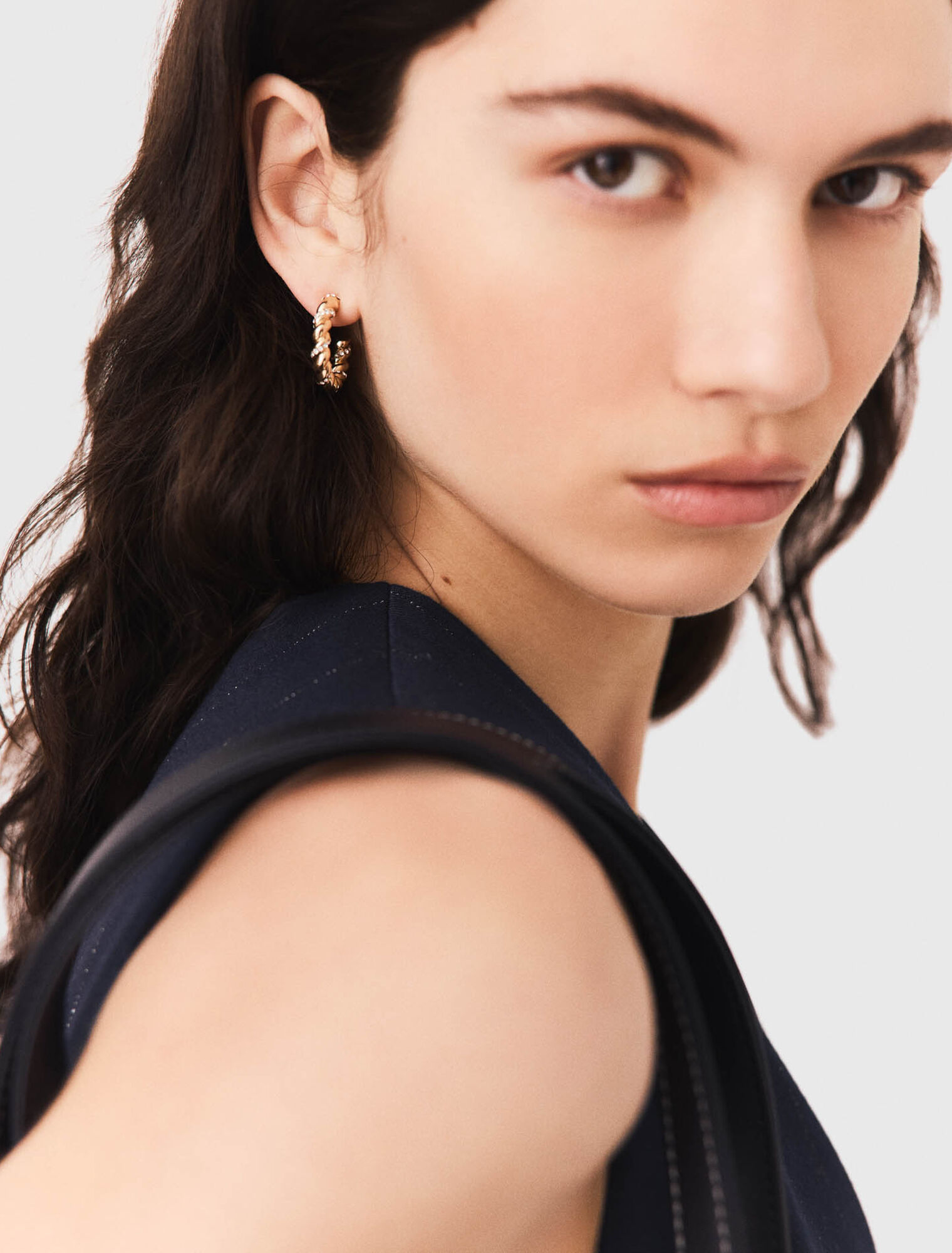 Twisted rhinestone hoop earrings - Gold