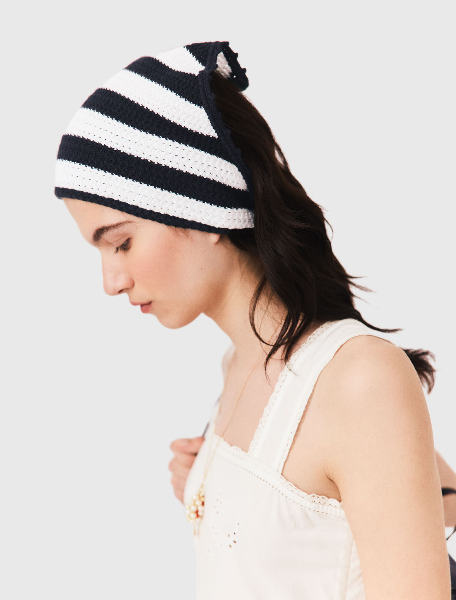 Striped knit triangle - White