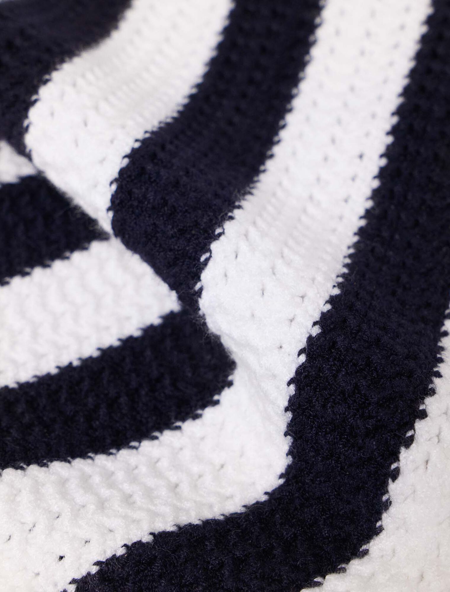 Striped knit triangle - White