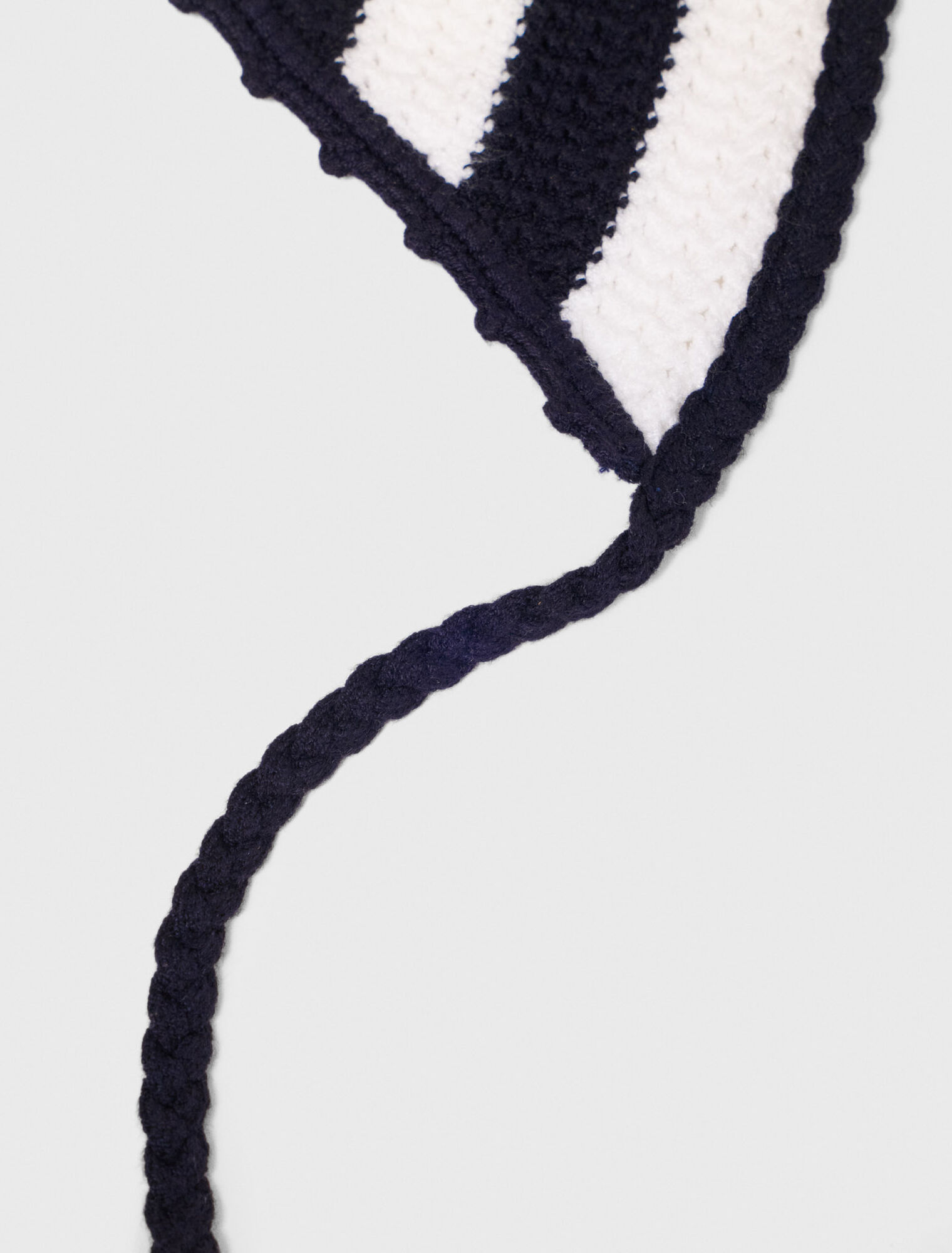 Striped knit triangle - White