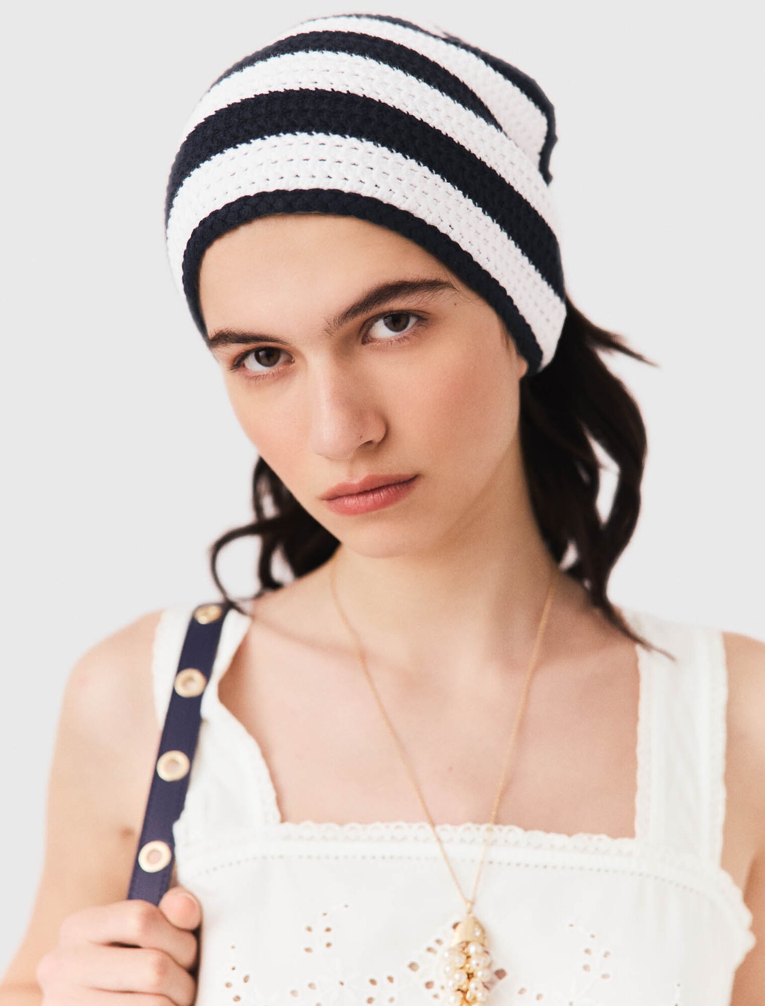 Striped knit triangle - White