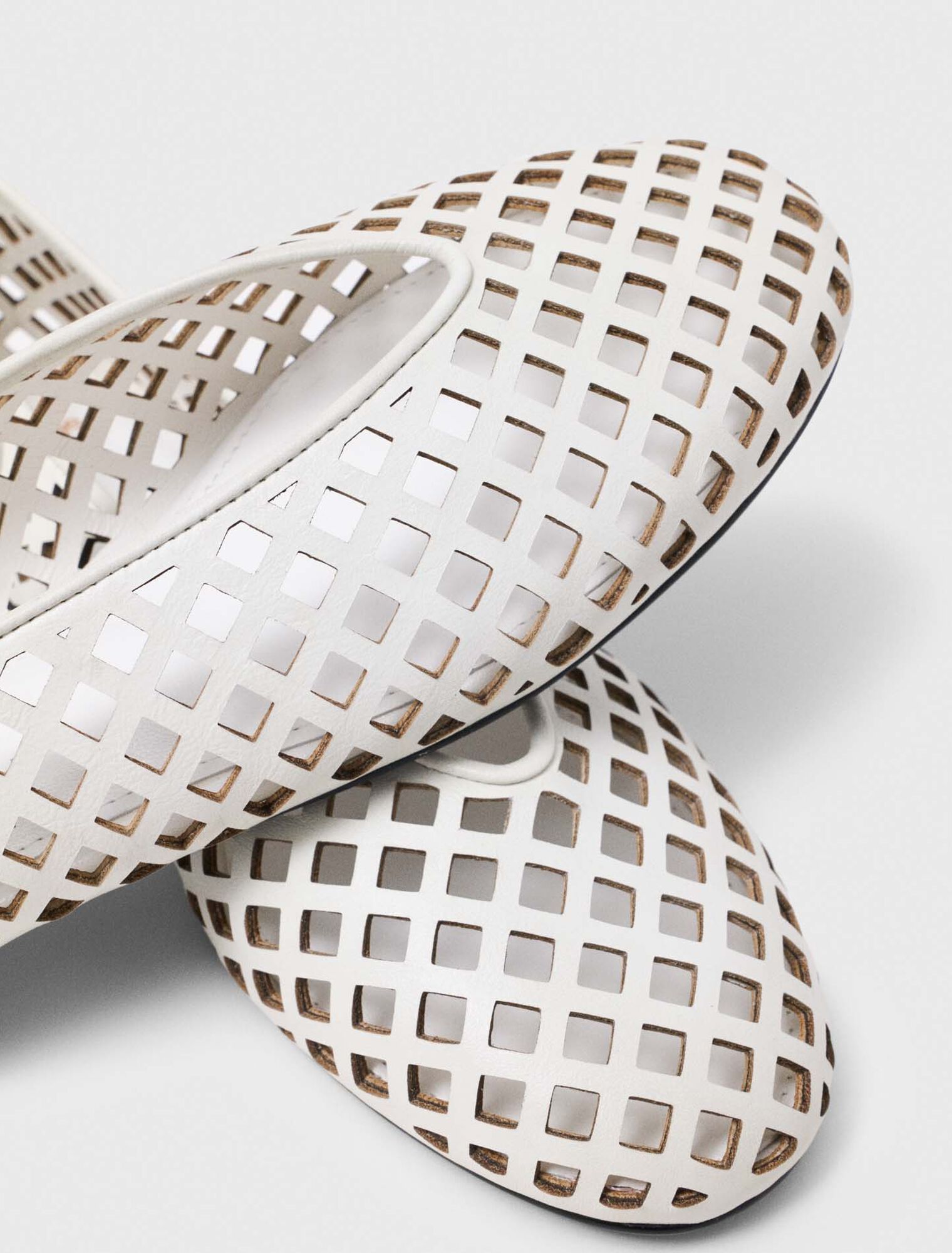 Perforated leather ballet flats - White