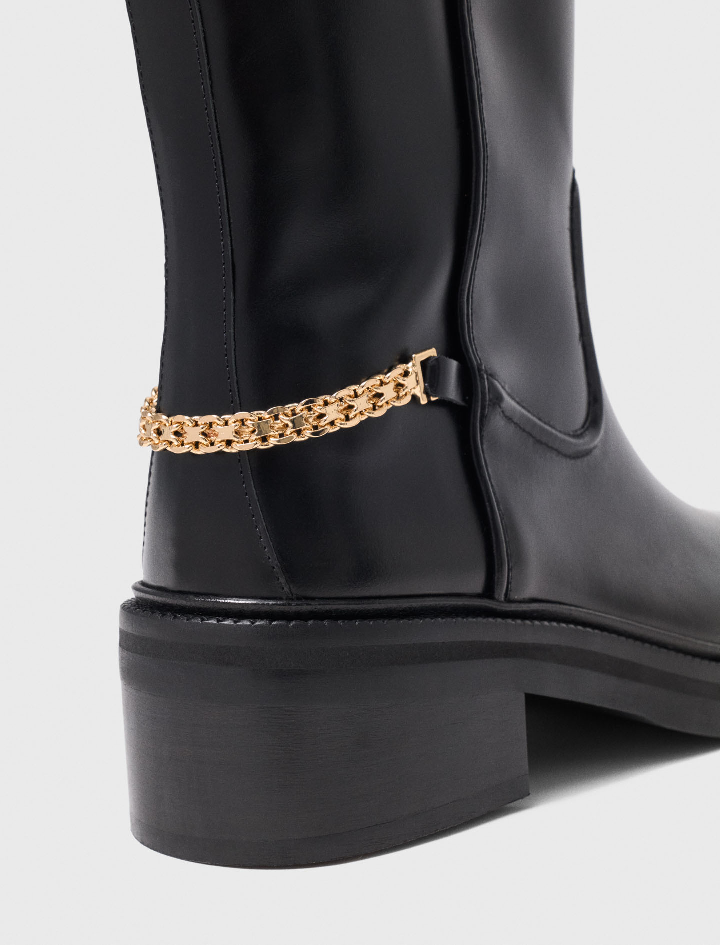 Flat leather boots with chain - Black