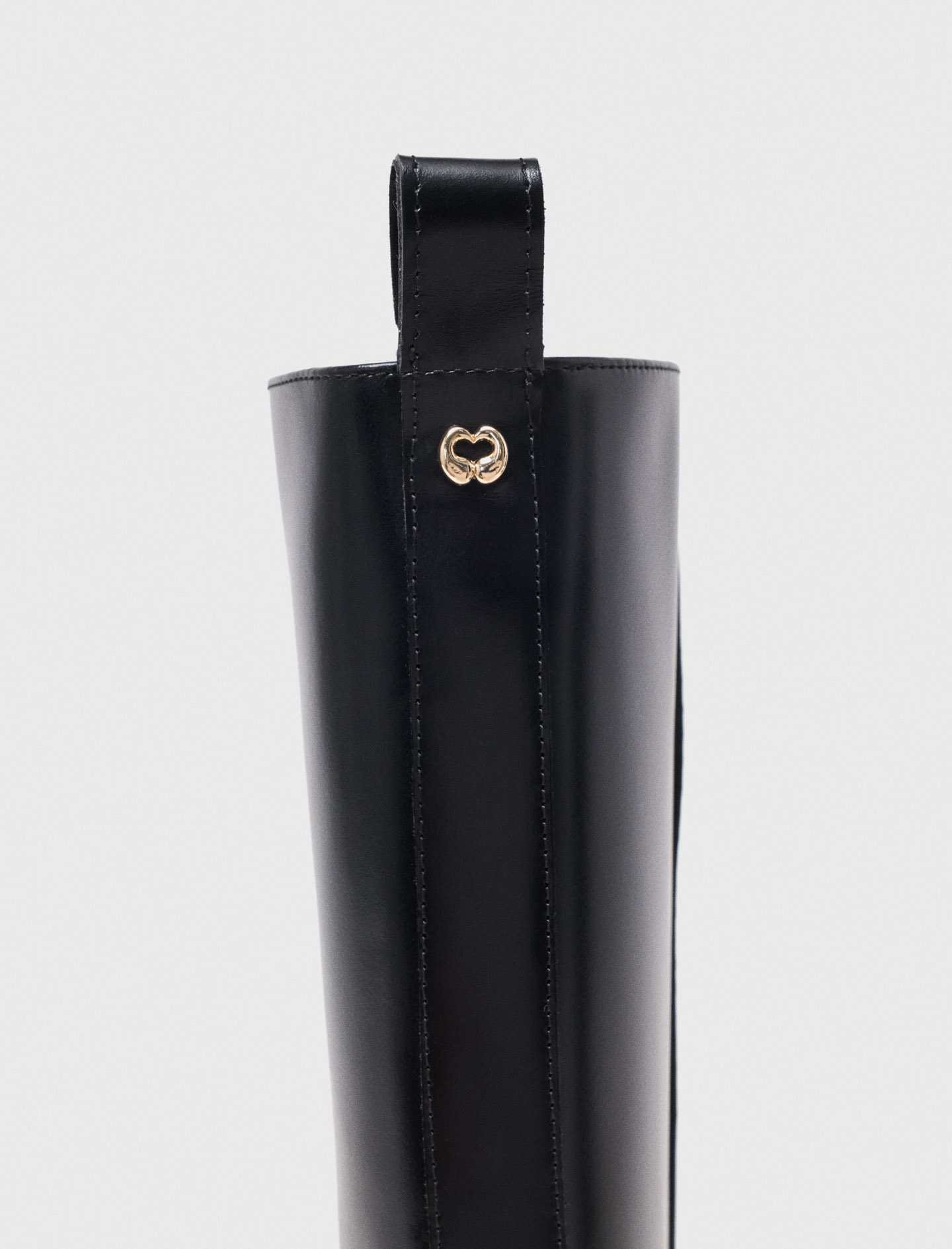 Flat leather boots with chain - Black