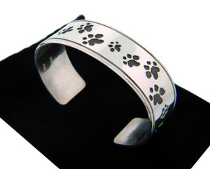 Shown with Black Paws Shown with Black Paws