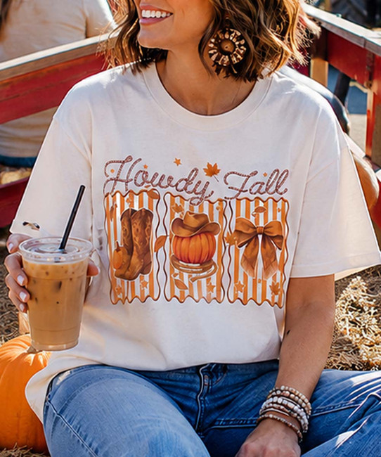 howdy fall tee model image close up