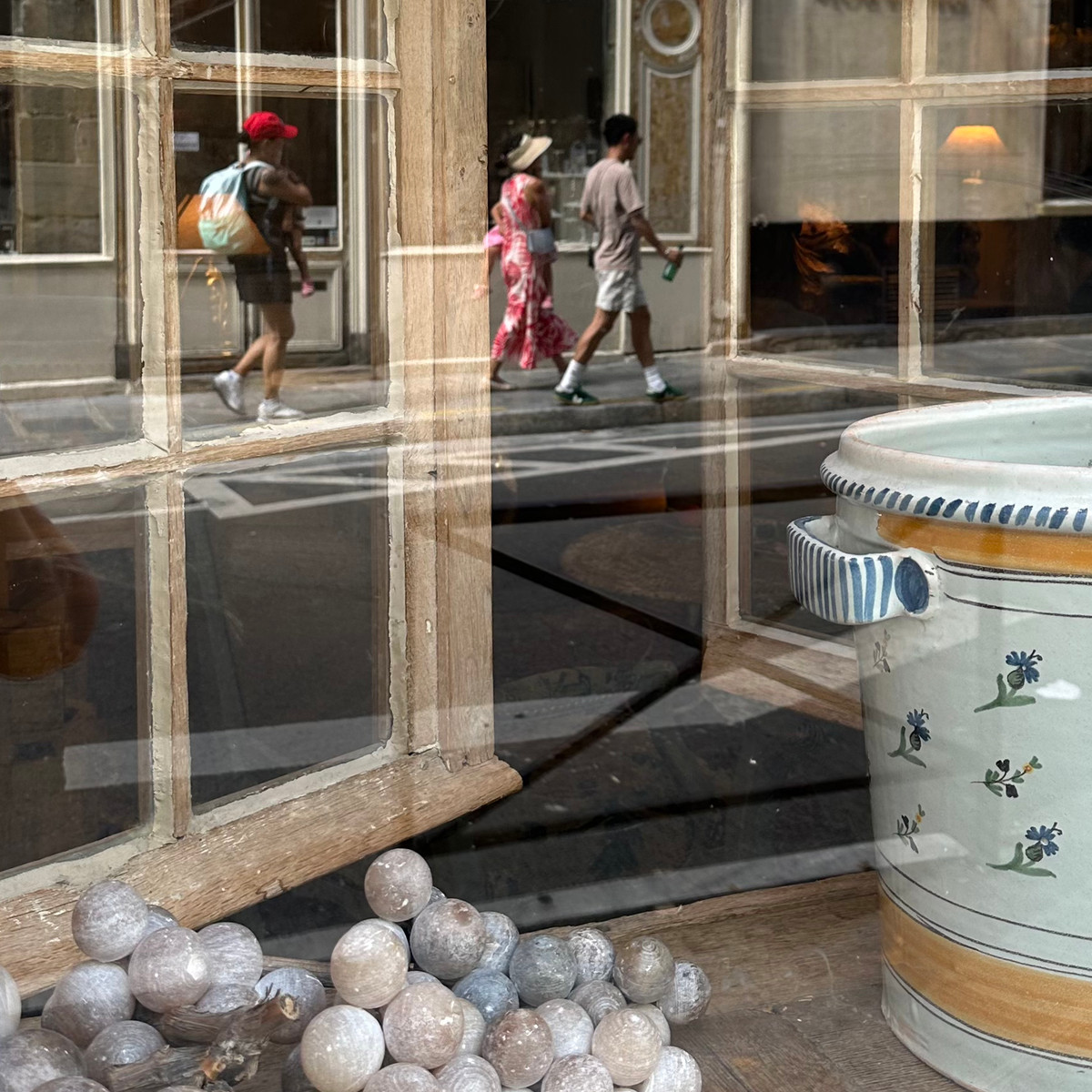 A Dialogue Between Past And Present
Old windows, reflections and handcrafted objects capture the atmosphere that makes Le Village Saint-Paul feel suspended between centuries.