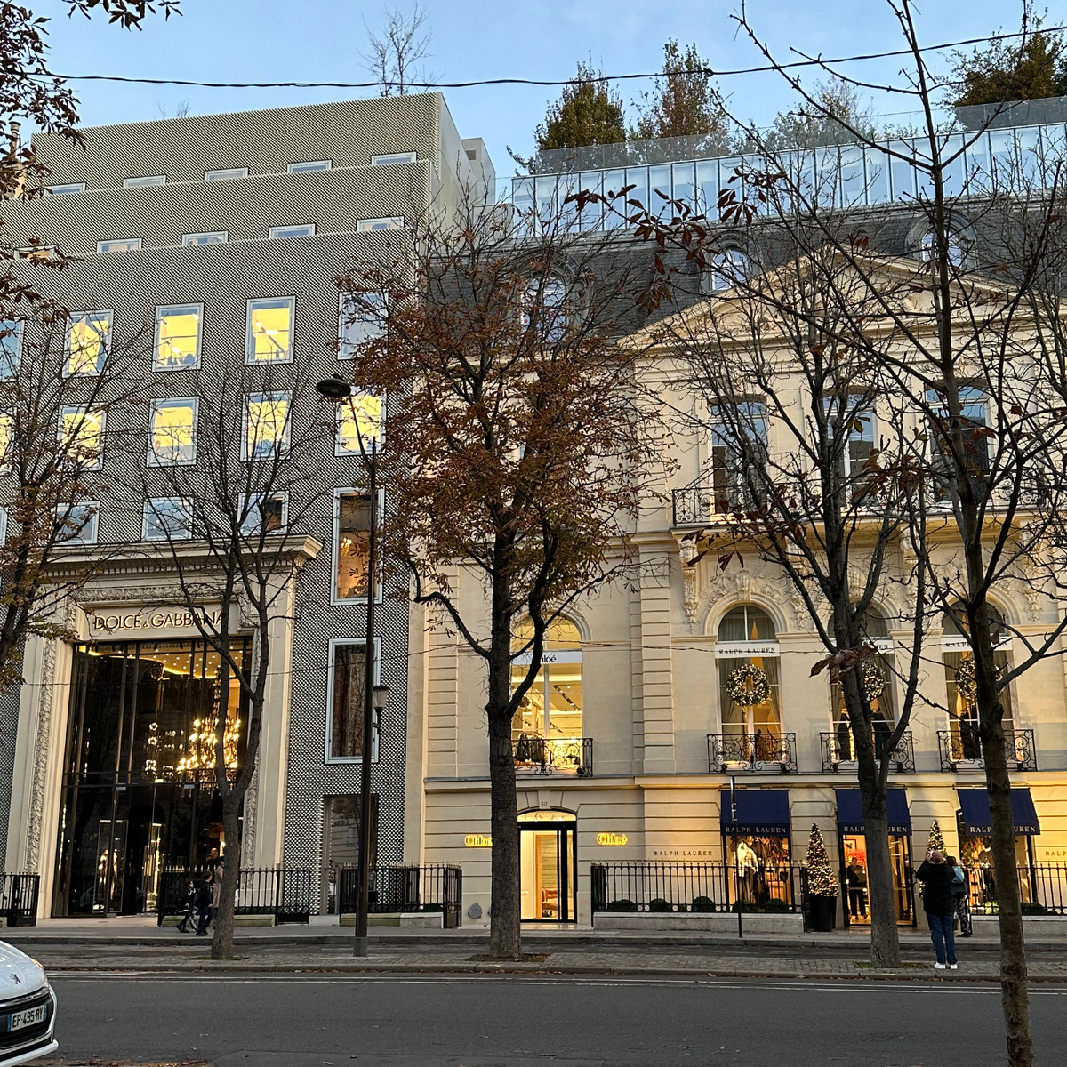 Where Contemporary Fashion Meets Haussmann Paris
Avenue Montaigne constantly reinvents itself, where contemporary flagship stores stand beside elegant nineteenth-century façades. The contrast between old Paris and modern luxury is part of the avenue's unique identity.