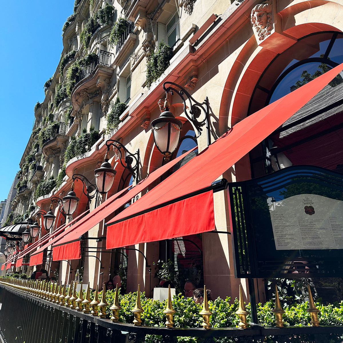 Plaza Athénée Façade
With its signature red awnings, elegant balconies and prime location on Avenue Montaigne, Plaza Athénée is one of Paris's most iconic luxury hotels. The historic façade has become a symbol of Parisian glamour, fashion and timeless refinement.