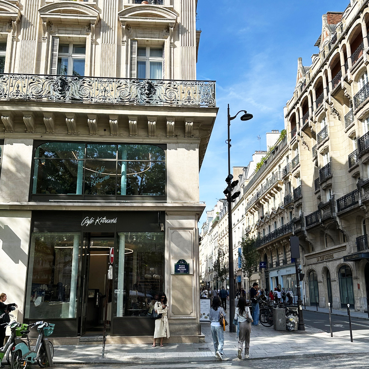 Beside Palais Royal
Just outside the gardens, Café Kitsuné offers specialty coffee in one of the most elegant corners of central Paris.