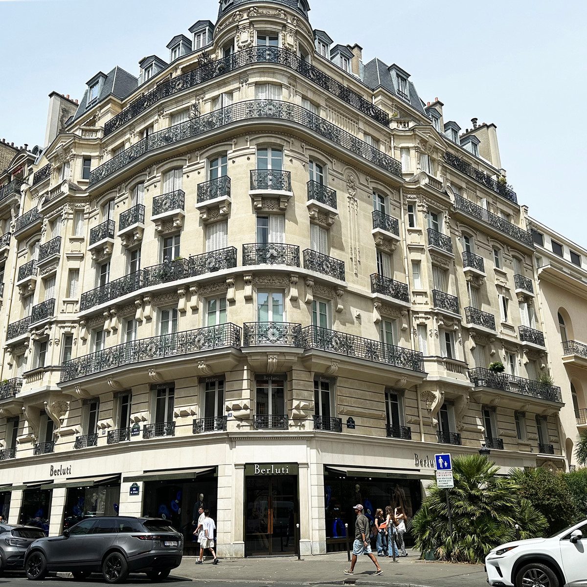 Berluti Paris is renowned for exceptional tailoring and timeless craftsmanship in men’s luxury fashion. Experience the art of bespoke tailoring and refined elegance, curated by TLC Paris.

Berluti Paris est réputé pour son savoir-faire exceptionnel et sa confection intemporelle dans la mode masculine de luxe. Découvrez l'art du sur-mesure et l'élégance raffinée, sélectionnés par TLC Paris.