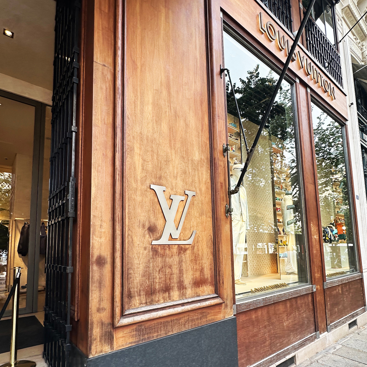 Louis Vuitton Men captures the rhythm of modern Paris — tailored suits, bold streetwear & fearless color. From monogram sneakers to sculptural trenches, each piece reflects heritage reimagined by Virgil Abloh & Pharrell Williams. A vision of confidence, craft & global style on Saint-Germain