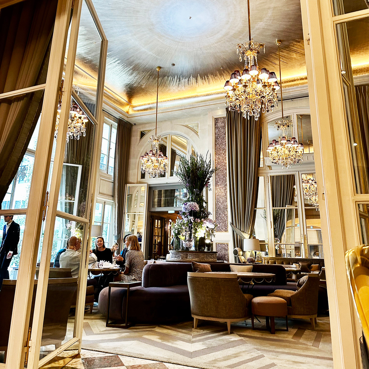 Afternoon tea at Hôtel de Crillon blends refined pastries, delicate flavours and timeless Parisian atmosphere within one of the city’s most iconic palace hotels.
